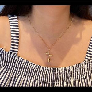 *SALE* Adorable rose necklace